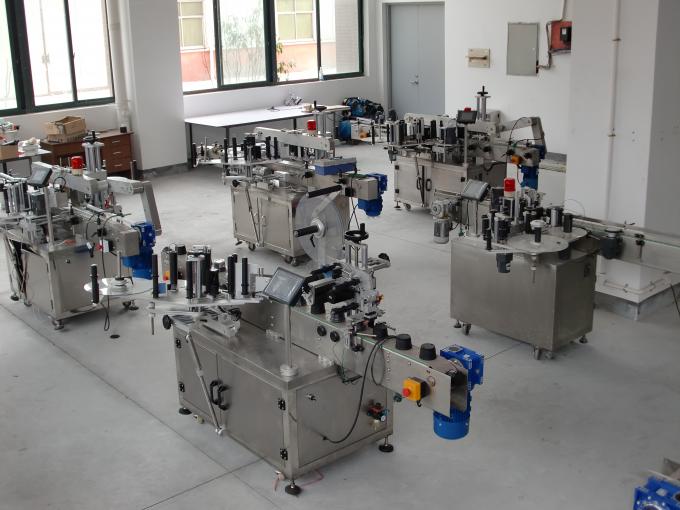 Двухсторонняя горизонтальная этикетировочная машина с квадратными бутылками для обычных или нестандартных контейнеров