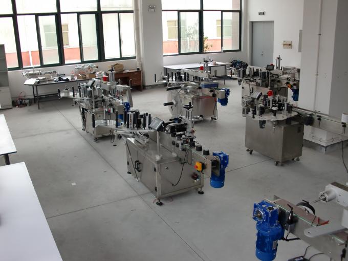 Высокоскоростная двухсторонняя этикетировочная машина для гидравлического масла