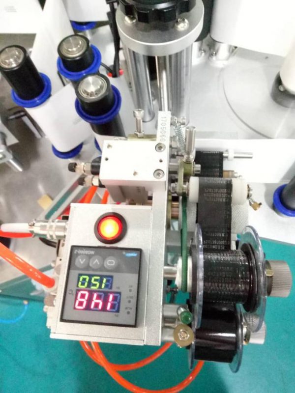 Обозначьте автоматическую этикетировочную машину с бортовым стикером Doubel с устройством оповещения и кодирующей машиной