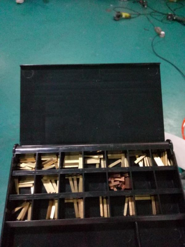 Обозначьте автоматическую этикетировочную машину с бортовым стикером Doubel с устройством оповещения и кодирующей машиной