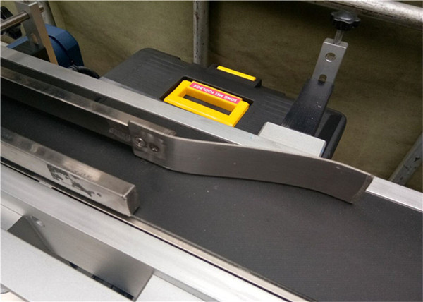 Полностью автоматическая этикетировочная машина для этикетирования пустых пластиковых конвертов