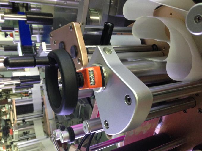 Аппликатор этикеток для круглых бутылок Электрический шкаф для этикеток этикетировочная машина