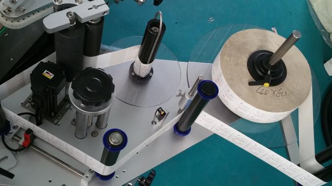 Машина аппликатора стикера бутылки квадрата опарника 25кг, машина для прикрепления этикеток с подавая скорость бутылок стабилизированную