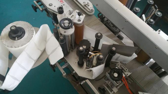 Машина аппликатора стикера бутылки квадрата опарника 25кг, машина для прикрепления этикеток с подавая скорость бутылок стабилизированную