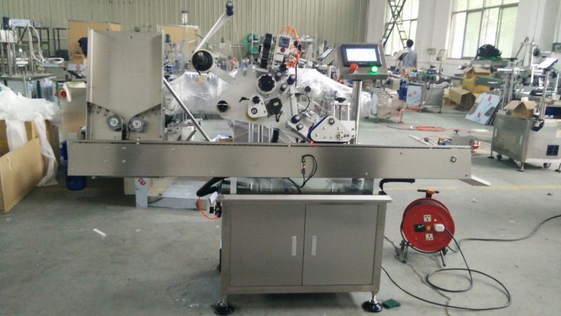 Китай Высокоскоростная машина для наклеивания этикеток на маленькие круглые банки, машина для наклеивания этикеток на черные бутылки для косметики