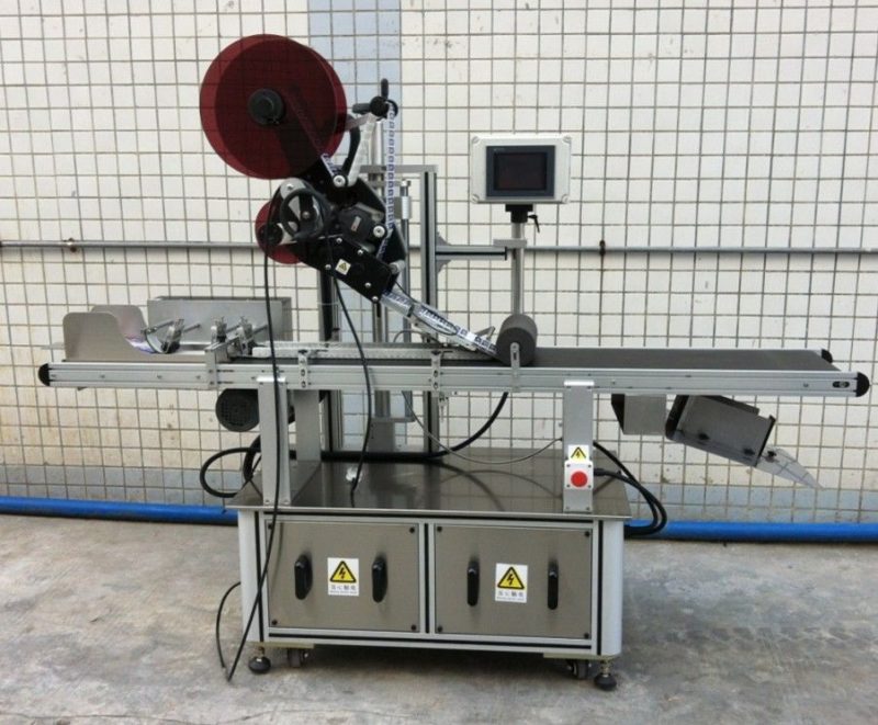 Китайская верхняя этикетировочная машина для маски / нераспространенной коробки / бумажных пакетов, поставщик аппликатора этикеток с плоской поверхностью