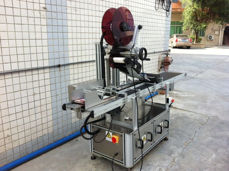 Китайская этикетировочная машина с электроприводом, этикетировочная машина для самоклеящихся этикеток поставщик