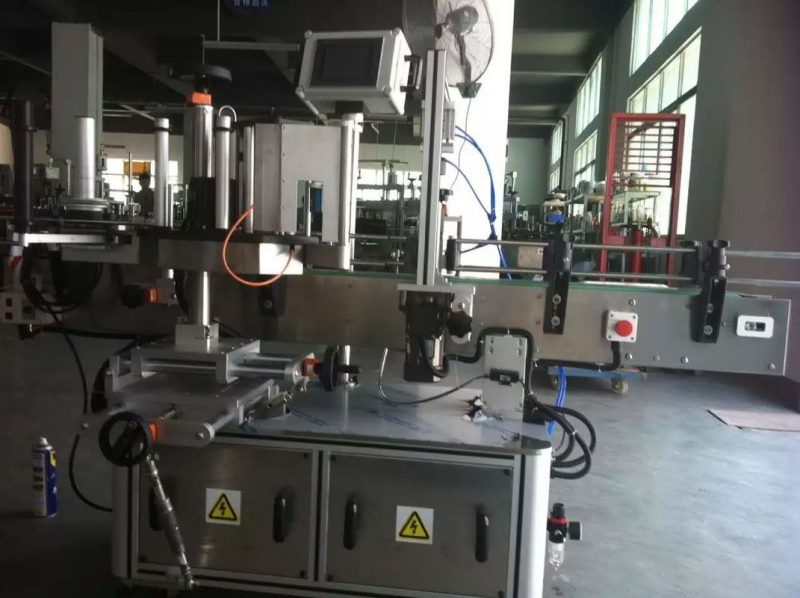 Китай Фруктовый / Овощной сок Круглая этикетировочная машина для бутылок для индустрии напитков поставщик