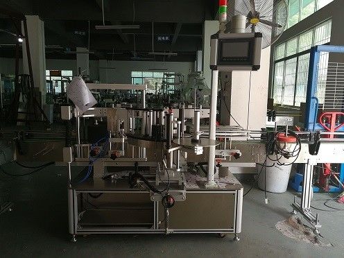 Китай Двухсторонняя этикетировочная машина для пластиковых бутылок / Автоматическая этикетировочная машина для бутылок поставщик